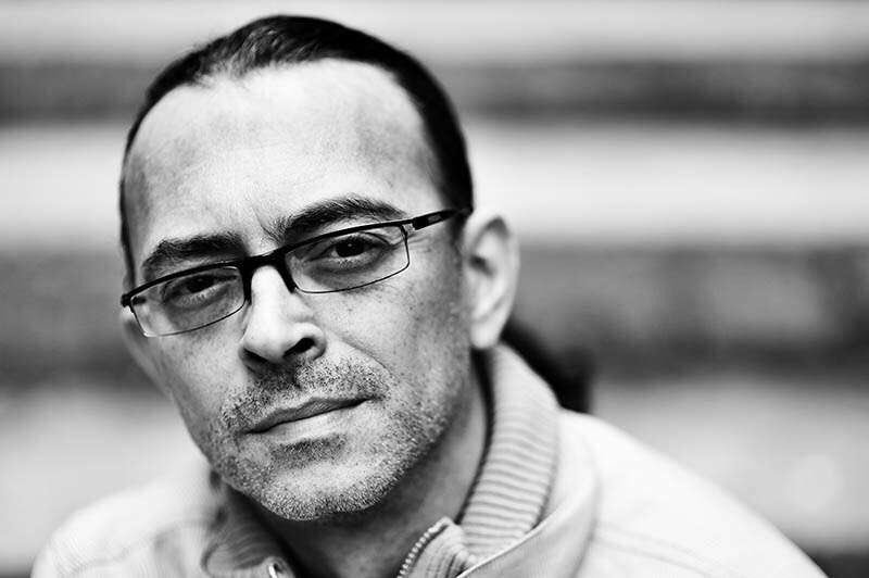 “Neticesi olmayan herhangi bir sebep gibi 
Ortalık yerde durup dururken 
Sevmiştim seni...” #küçükiskender