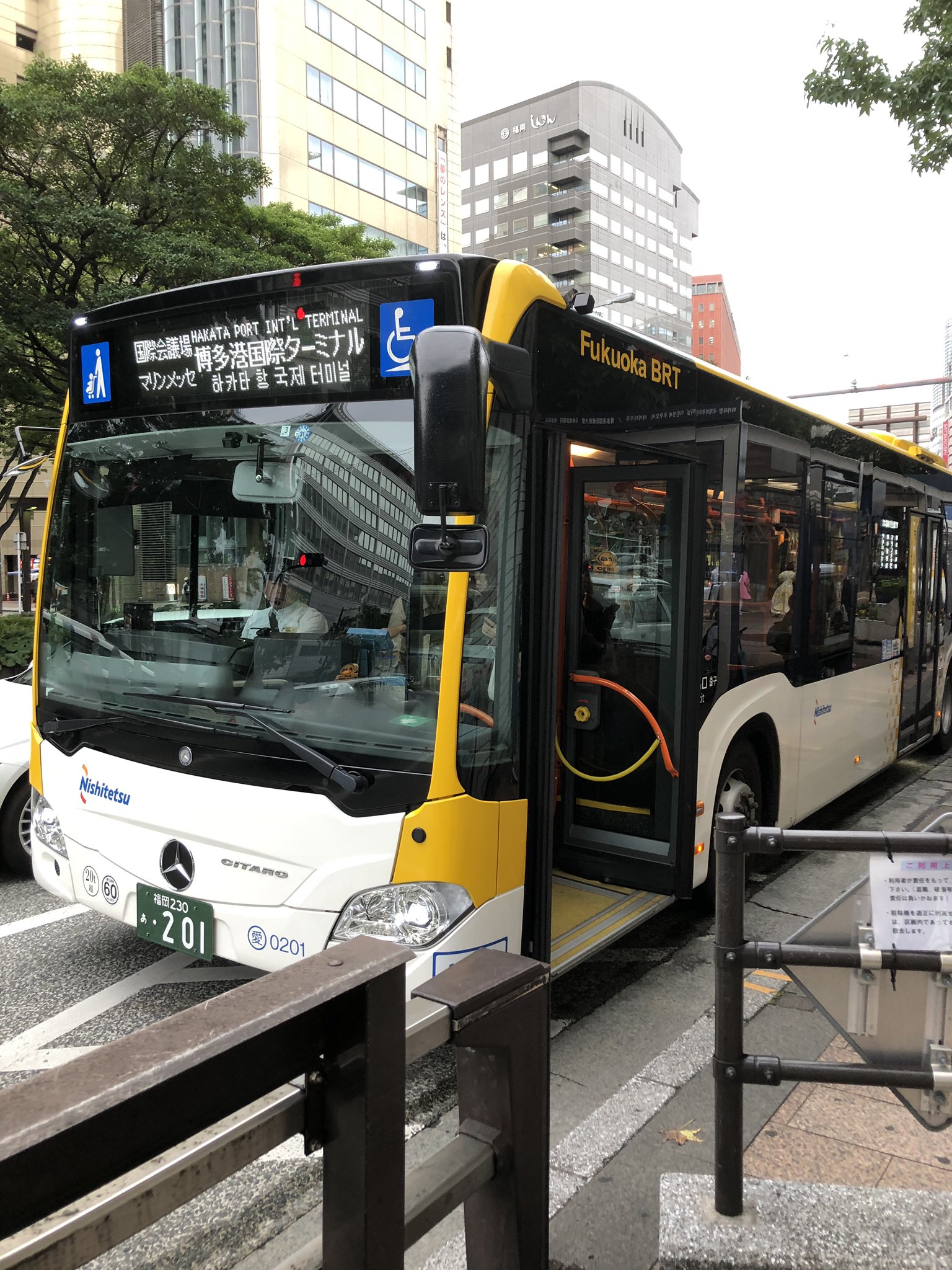 Shin Tanabe Riding Fukuoka Brt For The First Time Although There Is No Road Dedicated To The Brt They Provide This Express Service That Circulate Around Down Town Fukuoka T Co Z0kxs5zbmw
