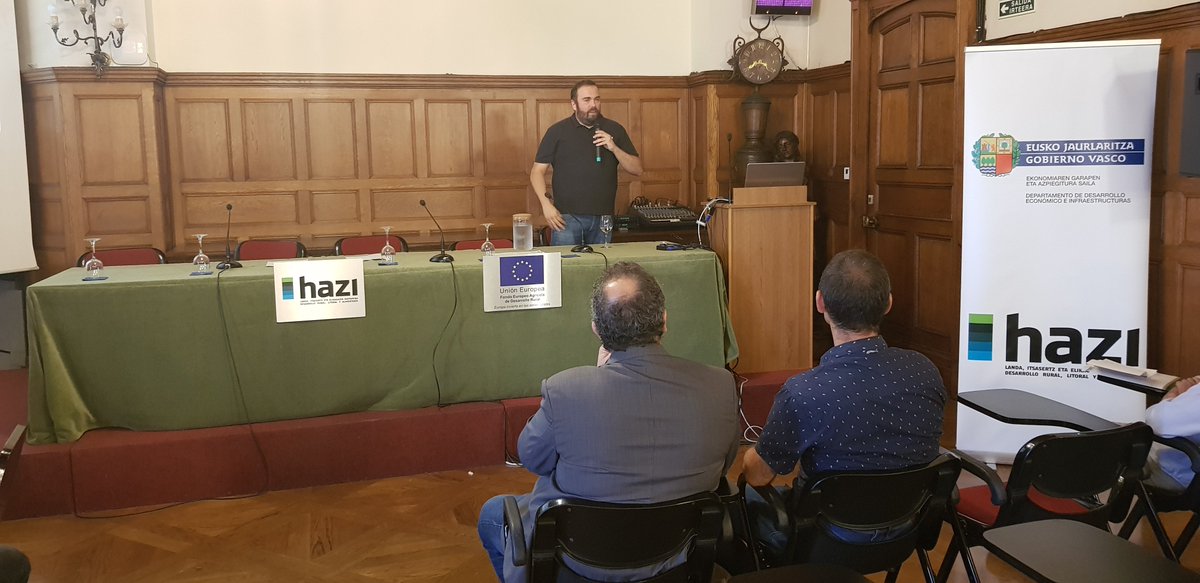 hazifundazioa's tweet photo. Peli manterola eta Mikel Rius HAZik artisau garagaardoari buru antolatutako ikastaroan. Peli Manterola y Mikel Rius en el curso sobre la cerveza artesana organizada por HAZI. #CraftBeer #cerveza https://t.co/DIFRlAD7Tz