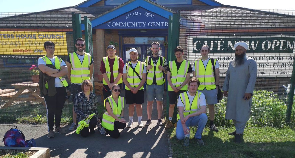 For today's #volunteering task we have a team working for @communityfirs13 (Community First Peterborough) on a gardening community project in the sunshine! #volunteeringweek #Peterborough