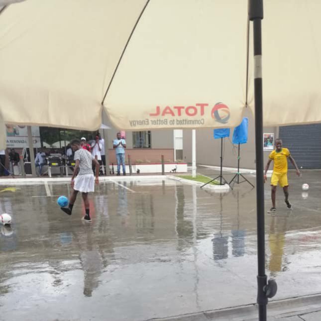 FranceMalabo's tweet photo. Chicos y chicas de #GuineaEcuatorial demuestran su gran maestria en la competición de #regate #TotalFreeStyle2019 @Total. El evento tiene tanto éxito que se añadió una competición el día 5 en Ela Nguema. No te pierdas la gran final este sábado en Buena Esperanza #Malabo https://t.co/j2XmIH8GQB