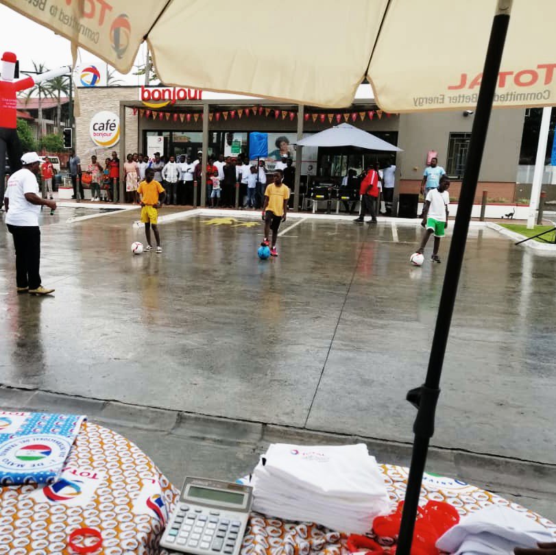 Chicos y chicas de #GuineaEcuatorial demuestran su gran maestria en la competición de #regate #TotalFreeStyle2019 @Total. El evento tiene tanto éxito que se añadió una competición el día 5 en Ela Nguema. No te pierdas la gran final este sábado en Buena Esperanza #Malabo