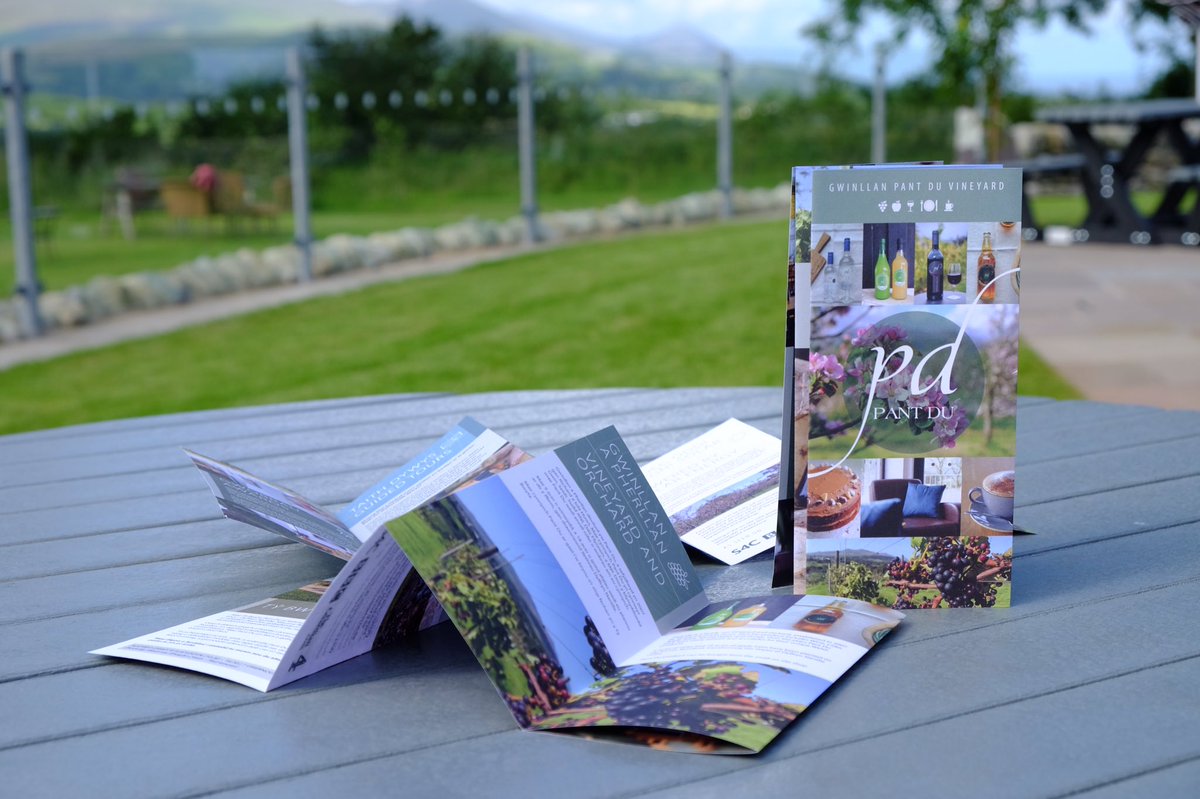 Wedi gwirioni gyda’r pamffledi newydd.
Love the new pamphlets 🍇🍏