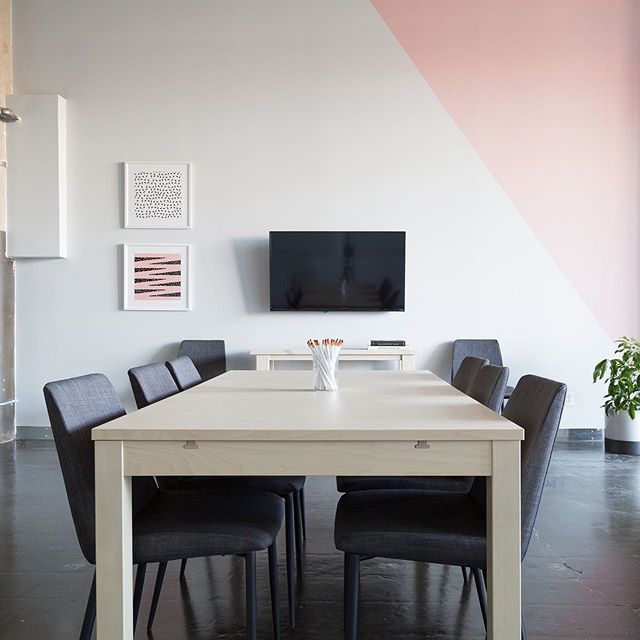 Office Design. Déjanos trabajar mientras te vas de vacaciones! Somos expertos en reformas y decoración de interiores y podremos transformar tus oficinas para que volver sea un placer. #interiordesign #interiorismo #diseñodeinterior #reformas #reformasintegrales #transformaci…