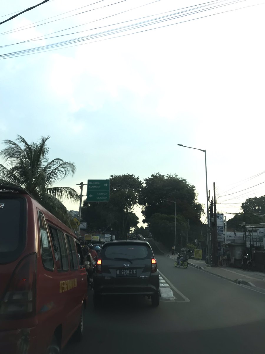 panjang antrian lampu jatipadang mangga besar, harap bersabar dlm berkendara <a href="/TMCPoldaMetro/">TMC Polda Metro Jaya</a>