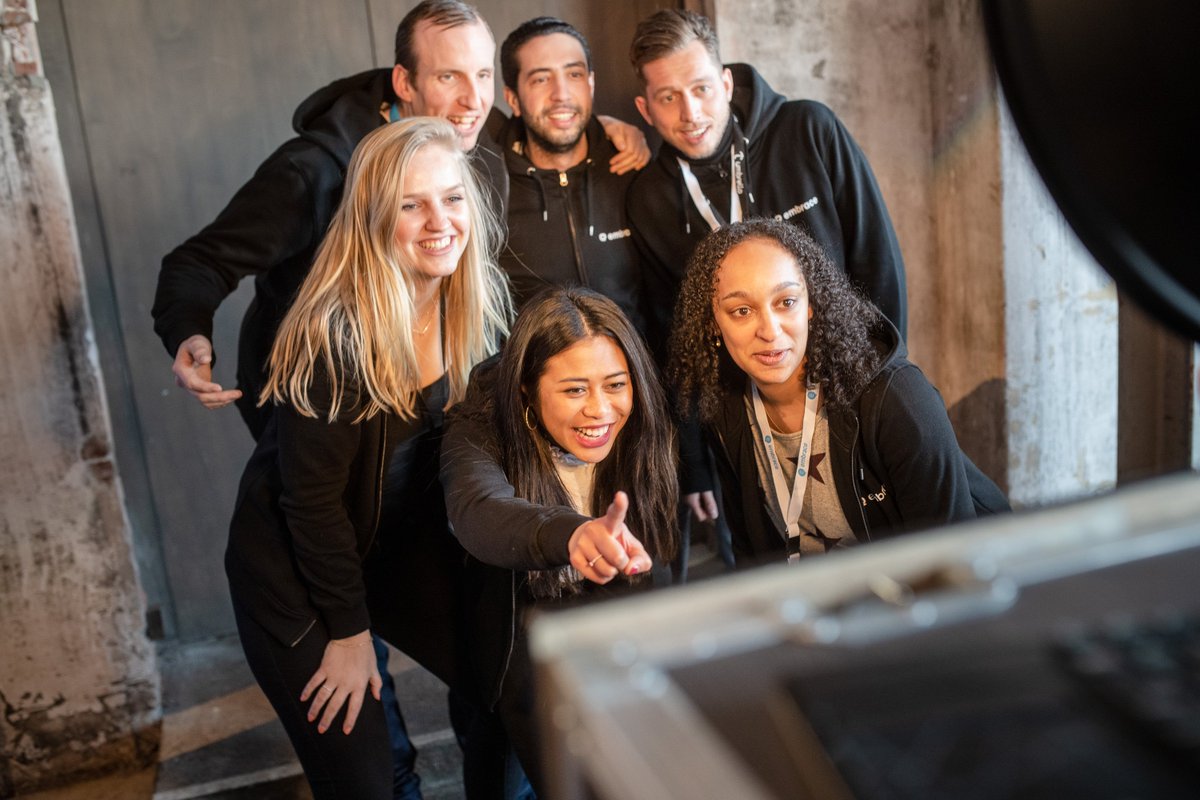 Zin in een baan die je energie geeft? Vandaag bieden wat onze klanten morgen nodig hebben en anderen pas volgende week bedenken. Daar hebben we een hoop knappe koppen voor aangenomen. Er kan er nog best eentje bij! Check onze vacatures: werkenbij.embracecloud.nl