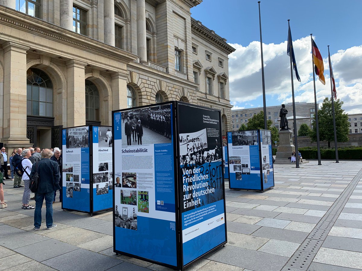 Bei bestem Wetter wurde heute im <a href="/AGH_Berlin/">Abgeordnetenhaus von Berlin</a> die Ausstellung "Von der friedlichen Revolution zur deutschen Einheit" der <a href="/BAufarbeitung/">Bundesstiftung Aufarbeitung</a> eröffnet. Die Tafeln stehen in 1000 Exemplaren bundesweit für die historisch-politische Bildung zur Verfügung.