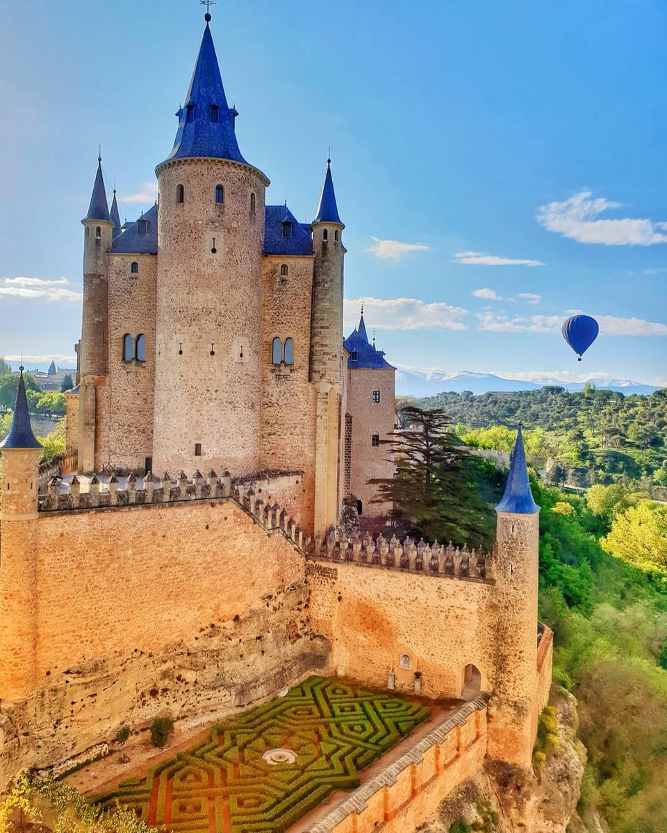 Spectacular: that's the word that comes to our minds when we think about the Alcázar Fortress in #Segovia.  @jivewithdeppti #AlcázarDeSegovia #SpainCulturalHeritage #CastillaYLeon #VisitSpain @Alcazar_Segovia @TurismoSegovia @Segoviaturismo @GrupoCPHE