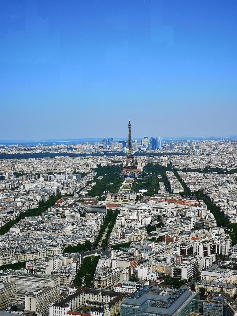 perinstrips's tweet photo. With @Perins students on the Tour Montparnasse... Won't ever tire of the view from up here! https://t.co/B37yOnqxx2