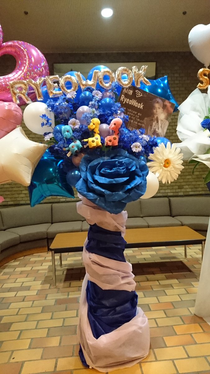 siratama_jun's tweet photo. リョウクのミュージカル『30歳の頃に』もうすぐ開演😆
シギョンさんのコンサートではいつも見るけど、SJではこういうバルーン初めて見ました！SJメンバーはソンムルはダメだからダメなのかと思ってた😣すごく可愛い💕💕出して下さった皆さん、ありがとうございます✨✨ https://t.co/ie8qt5gMPA