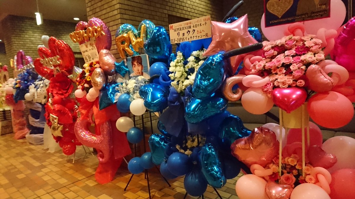 siratama_jun's tweet photo. リョウクのミュージカル『30歳の頃に』もうすぐ開演😆
シギョンさんのコンサートではいつも見るけど、SJではこういうバルーン初めて見ました！SJメンバーはソンムルはダメだからダメなのかと思ってた😣すごく可愛い💕💕出して下さった皆さん、ありがとうございます✨✨ https://t.co/ie8qt5gMPA