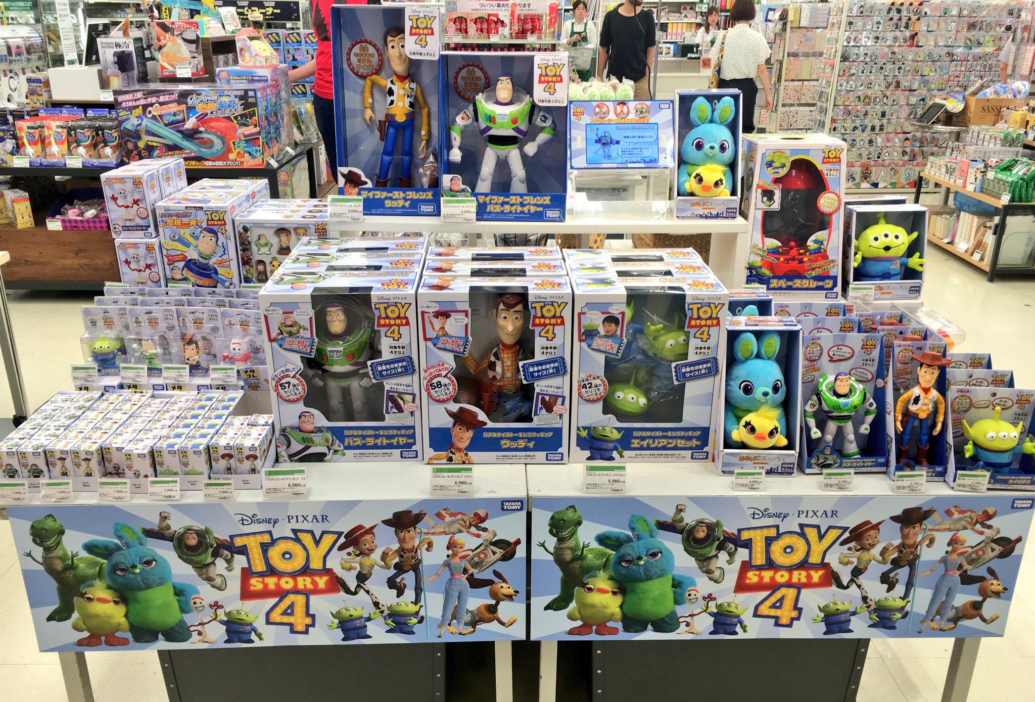 東急ハンズ渋谷店 大人気シリーズ最新作 トイストーリー4 公開間近 ハンズ渋谷店2aでは トイストーリーグッズフェア開催中 劇中そのままのウッディやバズも並んでおります トイストーリー4 トイストーリー ハンズ渋谷 2aフロア ささ