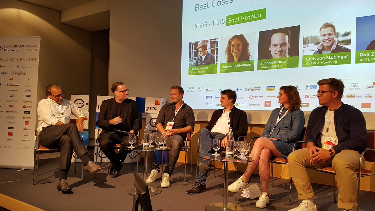 Lokalfunktage's tweet photo. P. Fleiter @radiogesicht, M. Lichtenauer @puls_br, @JochenMaass, C. Stübinger @stuebi_hh, R. Zinnow @ANTENNEBAYERN, @Martliss diskutieren über Podcast-Formate von und für Radiosender #LRFT19 https://t.co/jwW35DvC89