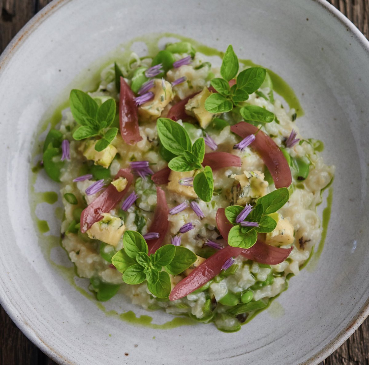 pipeandglass's tweet image. Broad bean risotto, garden oregano, pickled red onion, chive flower, Duke of Wellington blue cheese #vegetarianmenu