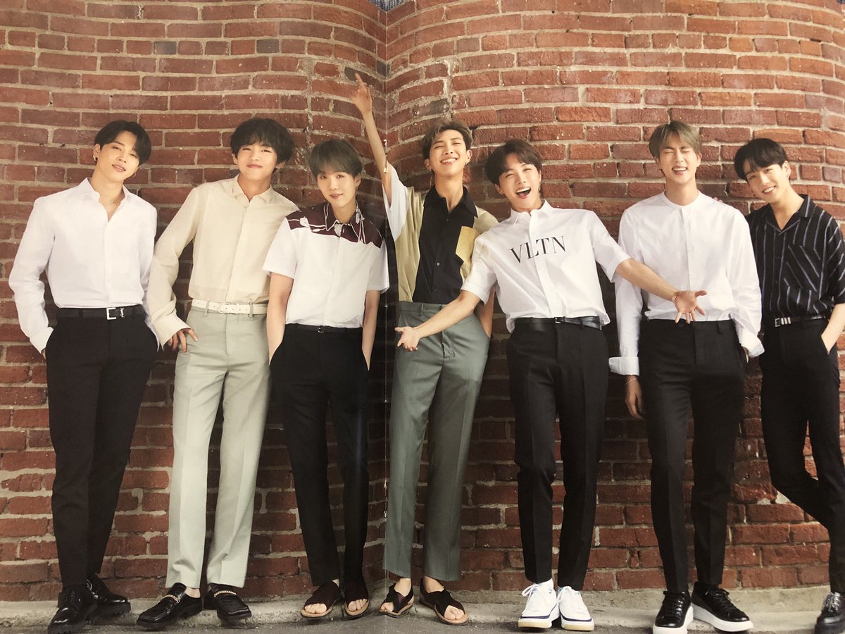 YDxppgtGSZroPKI's tweet photo. You're my light💜💜💜
この幸せな笑顔ずっと見てたい
(  ´﹀` )💕

Lights Boy With Luv
#LightMVOutNow 
@BTS_twt https://t.co/5u56lLtIE2