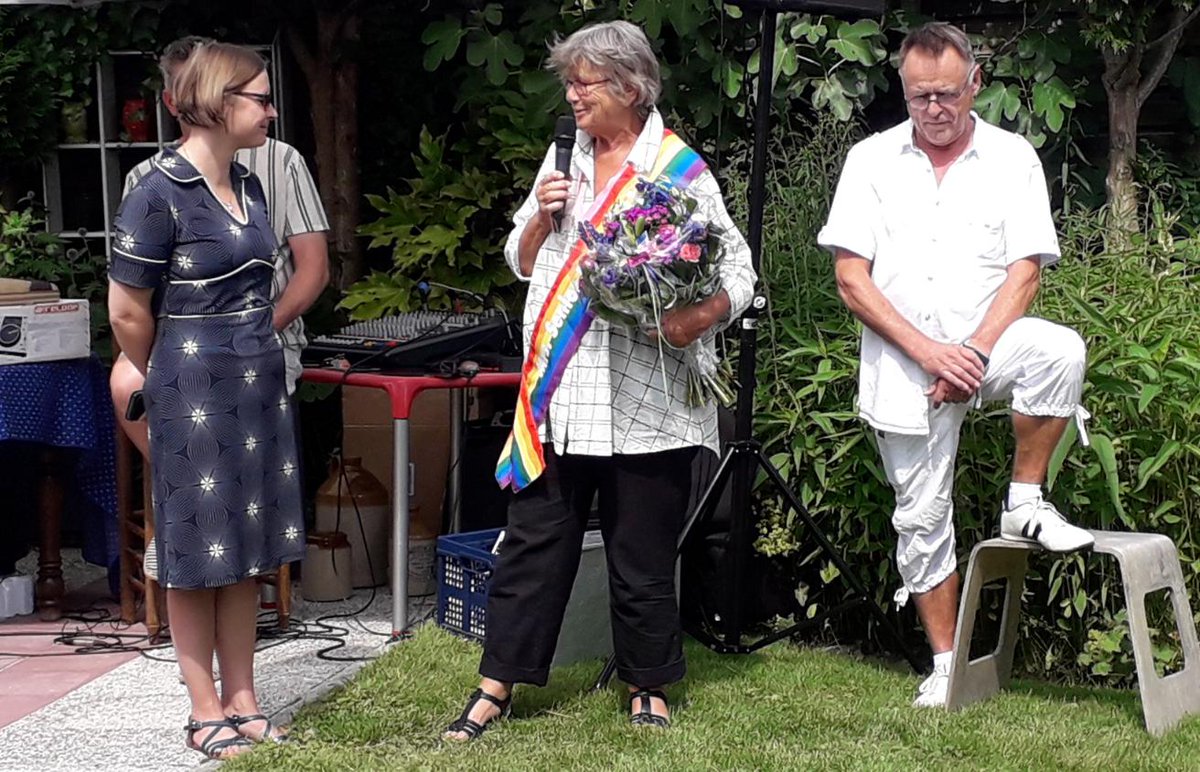 Tijdens de Nationale Roze Ouderendag is Marjet Bos uit Oldambt gehuldigd als Mrs. Senior Pride 2019. Wethouder Laura Broekhuizen verraste haar dit weekend daarom met een bloemetje: "Marjet heeft Oldambt hiermee landelijk op de LHBTI+kaart gezet en daar zijn we heel trots op!"
