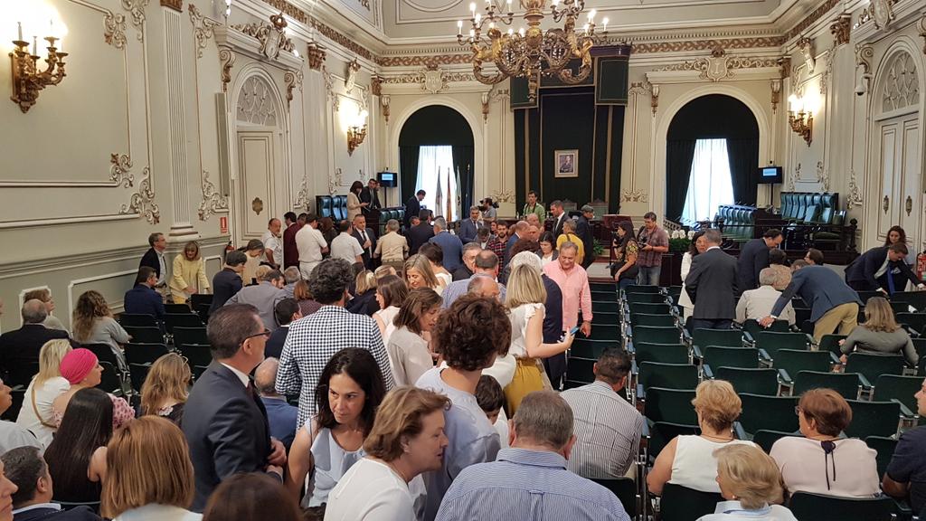 Deputación Pontevedra (@depo_es) on Twitter photo 📸 Grande expectación no Salón de Plenos da <a href="/depo_es/">Deputación Pontevedra</a> ante a sesión constitutiva da nova corporación provincial. Acompáñannos alcaldes e alcaldesas como <a href="/albertovapaz/">Alberto Varela</a>, <a href="/Lorespontevedra/">Miguel Anxo F. Lores</a>, <a href="/FatimaAbal/">Fátima Abal. 1978</a>, Sandra González, Julio García ou <a href="/DignaRRivas/">Digna Rivas</a>, entre moit@s máis. 📸 Grande expectación no Salón de Plenos da <a href="/depo_es/">Deputación Pontevedra</a> ante a sesión constitutiva da nova corporación provincial. Acompáñannos alcaldes e alcaldesas como <a href="/albertovapaz/">Alberto Varela</a>, <a href="/Lorespontevedra/">Miguel Anxo F. Lores</a>, <a href="/FatimaAbal/">Fátima Abal. 1978</a>, Sandra González, Julio García ou <a href="/DignaRRivas/">Digna Rivas</a>, entre moit@s máis.