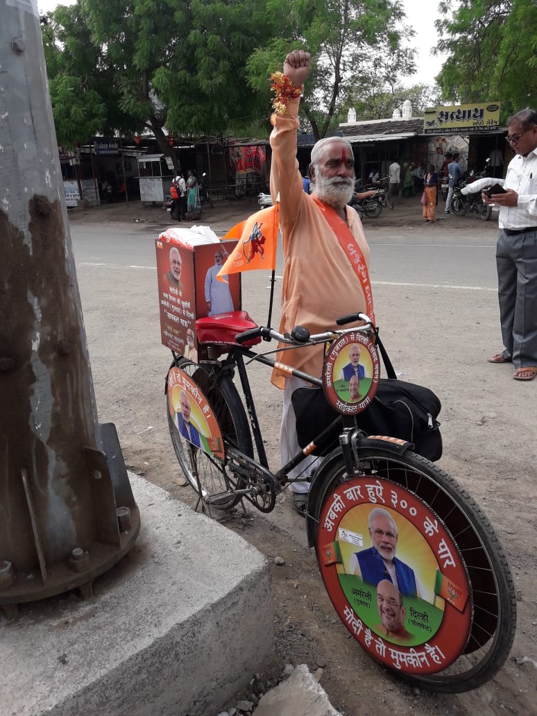 narendramodi's tweet photo. Met the exceptional Khimchandbhai from Amreli, Gujarat.

Khimchandbhai decided that if BJP wins 300+ seats, he would cycle from Amreli to Delhi. He kept his word and am told that his cycle journey has drawn several admirers. 

I was deeply impressed by his humility and passion. https://t.co/jtfDggCsHv