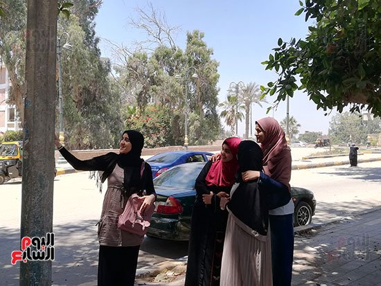 youm7's tweet image. طالبات الثانوية العامة يحتفلن بانتهاء الامتحانات بالزغاريد والبالونات
youm7.com/4316258