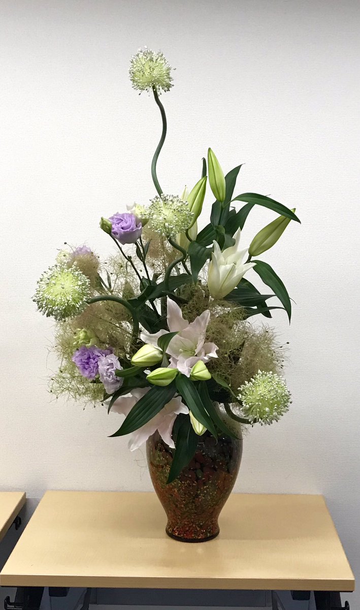 共立女子大学 華道部小原流 スピーチコンテストの花を生けさせてもらいました 花材 ネギボウズ ユリ トルコキキョウ スモークツリー ネギボウズのネギ臭が部屋に充満してしました 可愛い見た目をしているのに 華道 小原流