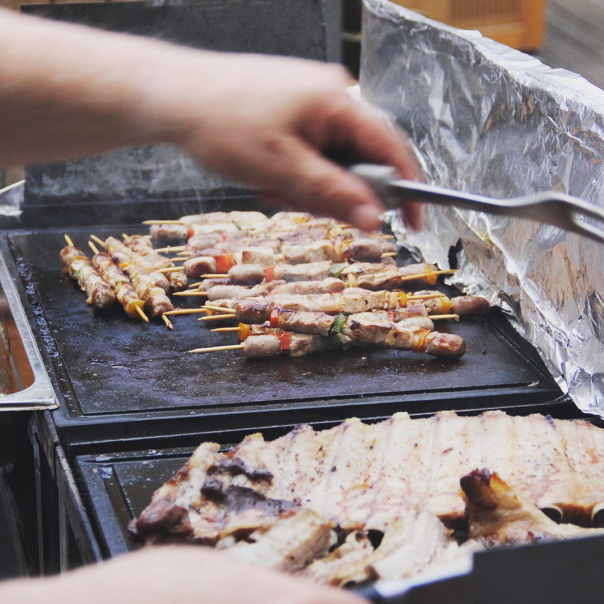 AltaviaItalia's tweet image. Qui ad Altavia lavoriamo sodo, impariamo e... ci divertiamo! #LaFestaDellaGrigliata #workhardplayhard #AgencyLife