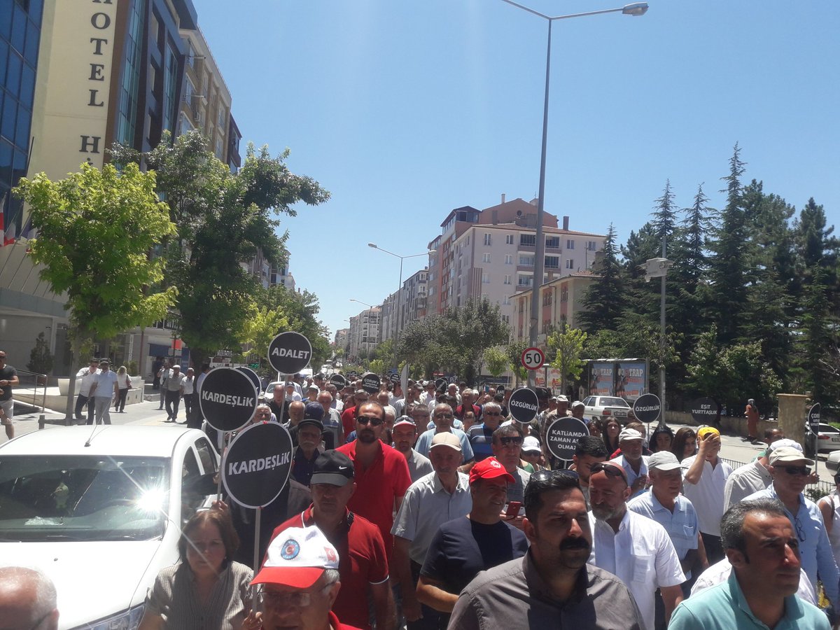 Çorum Direnişi'nin 39. Yıl dönümünde Emek Demokrasi Güçleri ve Alevi Dernekleri'nin katılımıyla yürüyüş ve basın açıklaması yapıldı. "Yaşasın halkların kardeşliği, Çorum'u unutma unutturma" sloganlarıyla alana giriş yapıldı. 
#Çorum 
#Sivas