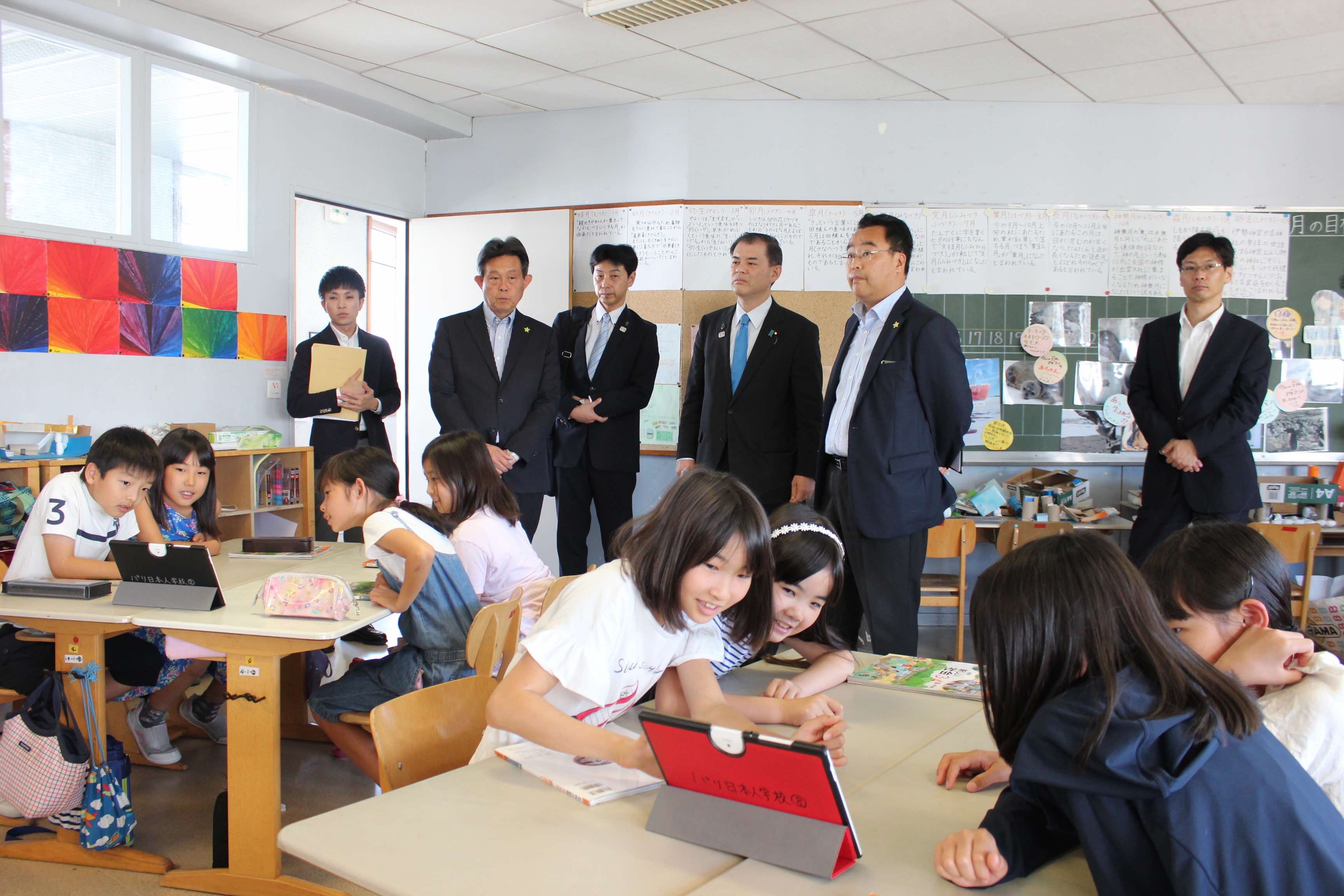 文部科学省 Mext En Twitter 柴山大臣 は G７教育大臣会合 出席のため パリを訪れています 会合に先立ちパリ日本人学校を訪問 現地の文化や自然などを楽しみながらしっかりと勉強を続けてください と子供達を激励するとともにｉｃｔを活用した授業を視察しま