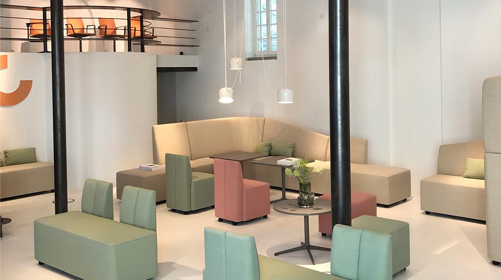 OceeDesign's tweet photo. FourLikes looking fabulous in our new Dusseldorf showroom! 👌🏼😍
#spacestosocialise #fourlikes #collaborativefurniture #modularfurniture #interiordesign #internationalfurniture https://t.co/UhlsMo7tlG