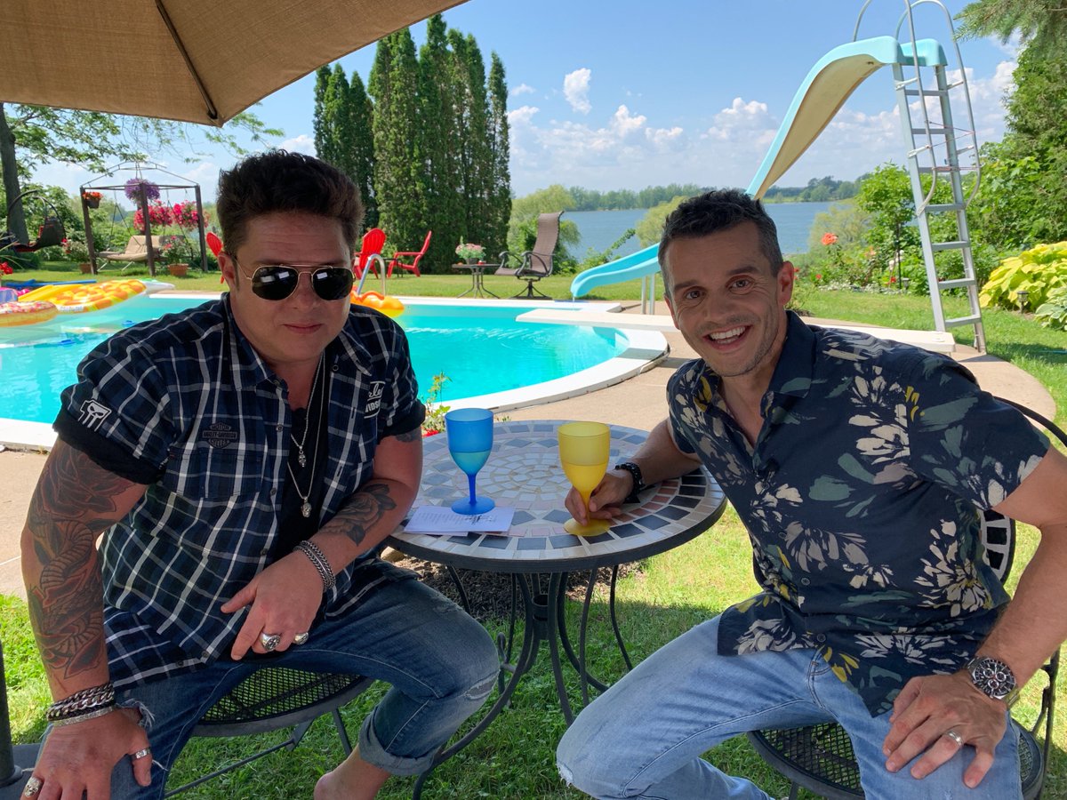 L'animateur de l'émission <a href="/sucresaletva/">Sucré Salé</a> en visite au chalet d'Éric ce soir dès 18h30 en rappel 22h35 sur les ondes de <a href="/TVAreseau/">TVA</a> #sucrésaléTVA