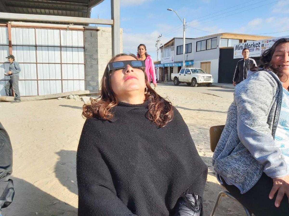 FreirinaIM's tweet photo. Vecinos y vecinas de #Carrizalillo disfrutaron en todo momento del #EclipseSolarAtacama y fueron parte de este espectáculo único !! Destacamos el nivel de civilidad y hospitalidad que tuvieron sus habitantes con las personas que visitaron #Freirina @cesar_freirina @Artenorte https://t.co/xq2Acg0nt9