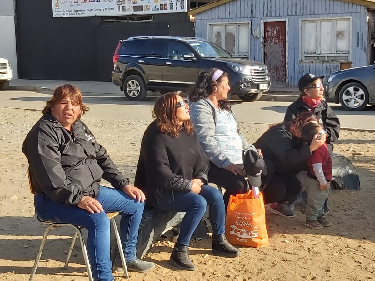 FreirinaIM's tweet photo. Vecinos y vecinas de #Carrizalillo disfrutaron en todo momento del #EclipseSolarAtacama y fueron parte de este espectáculo único !! Destacamos el nivel de civilidad y hospitalidad que tuvieron sus habitantes con las personas que visitaron #Freirina @cesar_freirina @Artenorte https://t.co/xq2Acg0nt9