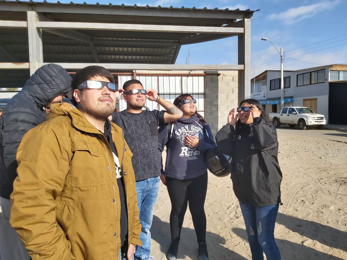 FreirinaIM's tweet photo. Vecinos y vecinas de #Carrizalillo disfrutaron en todo momento del #EclipseSolarAtacama y fueron parte de este espectáculo único !! Destacamos el nivel de civilidad y hospitalidad que tuvieron sus habitantes con las personas que visitaron #Freirina @cesar_freirina @Artenorte https://t.co/xq2Acg0nt9