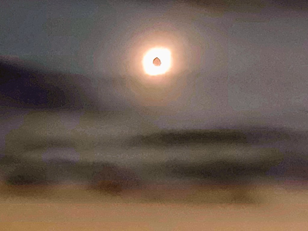 FreirinaIM's tweet photo. Vecinos y vecinas de #Carrizalillo disfrutaron en todo momento del #EclipseSolarAtacama y fueron parte de este espectáculo único !! Destacamos el nivel de civilidad y hospitalidad que tuvieron sus habitantes con las personas que visitaron #Freirina @cesar_freirina @Artenorte https://t.co/xq2Acg0nt9