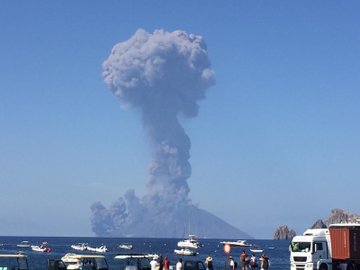 Stromboli volcano has violently erupted, killing a tourist in Italy. D-j39Y4WwAEJZJr?format=jpg&name=360x360