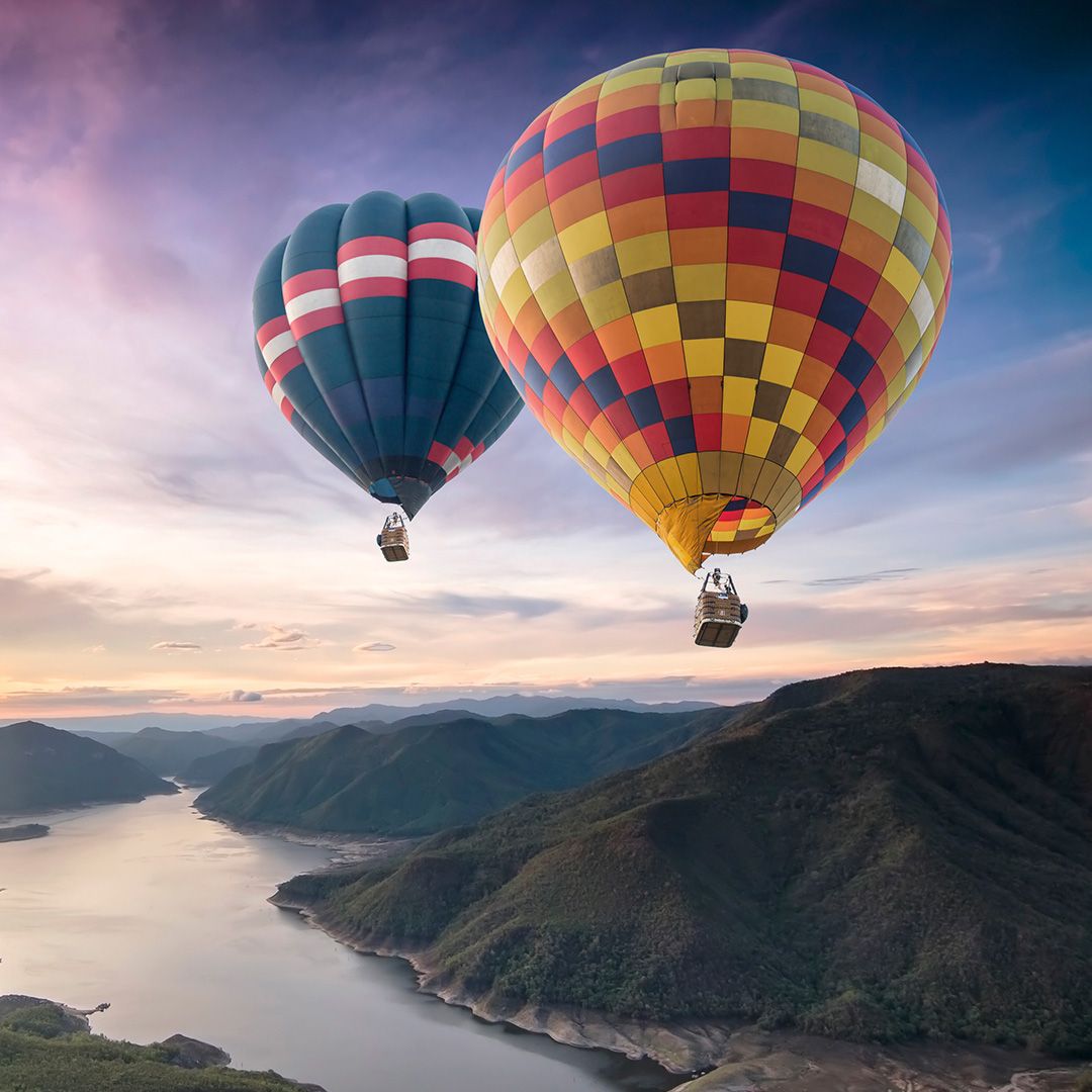HuxlyNews's tweet image. #TodayinHistory - 1987 Richard Branson and aeronautical engineer and pilot Per Lindstrand become the first hot-air balloon travelers to cross the Atlantic. #history #aviation