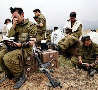 EvanGaryLee's tweet photo. LOS SOLDADOS DE ISRAEL (IDF) ORANDO EN DEFENSA DEL PAÍS 🇮🇱 https://t.co/v1EE0gIEMw