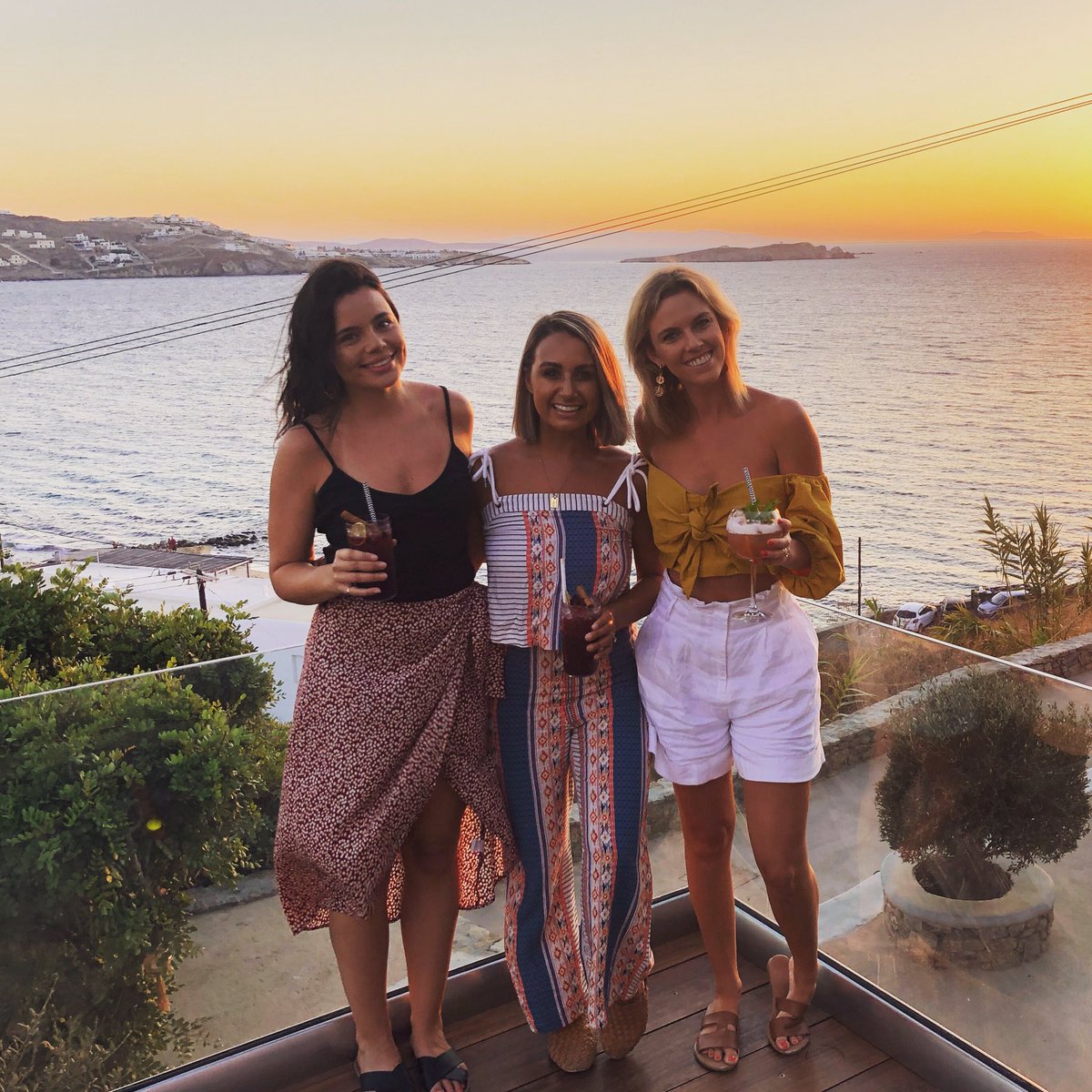 riahn_libro's tweet photo. ☀️Sunsets in Mykonos☀️ https://t.co/iknaC6kgB4