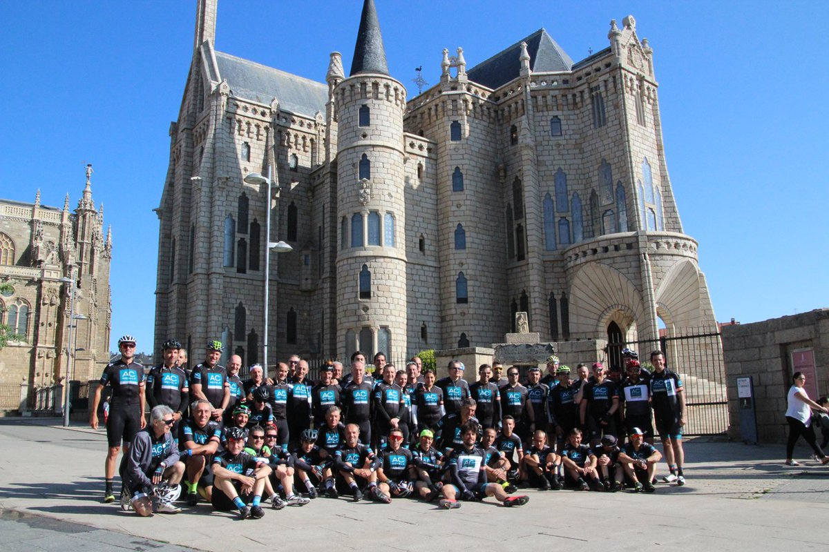 AC_Hoteles's tweet photo. Desde el sábado 29 de junio nuestro presidente #AntonioCatalán se ha vuelto a poner al frente del pelotón ciclista de #ACHoteles. Recorrerán más de 800 kilómetros del #CaminodeSantiago a través de 6 etapas desde la localidad navarra de Corella #ACHotels https://t.co/nz9UROWggx