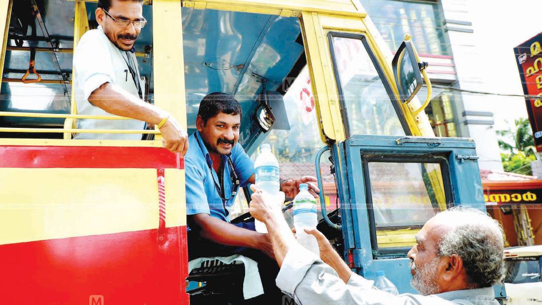 mathrubhumi's tweet photo. ജോലിക്കിടയില് ബസ് ജീവനക്കാര്ക്കുള്ള ബുദ്ധിമുട്ടുകള് മനസ്സിലാക്കിയാണ് രണ്ടുവര്ഷം മുമ്പ് കുടിവെള്ളം കൊടുക്കാന് തുടങ്ങിയതെന്നു ശിവന് ചേട്ടന് https://t.co/wl13an2NCu #BusEmployees #DrinkingWater #Auto https://t.co/QYql6daWO7