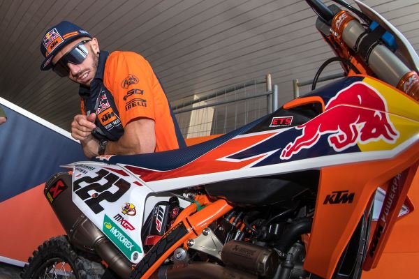 supercrossking's tweet photo. TONY CAIROLI TO SIT OUT MXGP INDONESIAN ROUNDS #mxgp #mx #grandprix #gp #moto #motocross #Indonesia #championship #dirtbike #dirtbikes #motorcycle #motorcycles #hardpack 
@mxgp #injury #injuries #sitout #ktm #redbull @KTM_Racing📸 https://t.co/qXMIZ4se4a