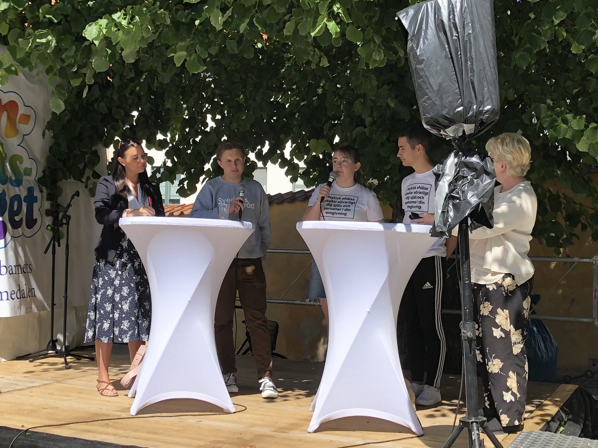 Nu står <a href="/anesasic1/">Anes Asic</a> och <a href="/mathildaleakim/">Mathilda</a> och frågar ut Yasmine Bladelius (S). Fokus ligger på hur man kan arbeta förebyggande för att minska den psykiska ohälsan i skolan. #Almedalen #Elevermåstemåbra #engagerad #elevfokus