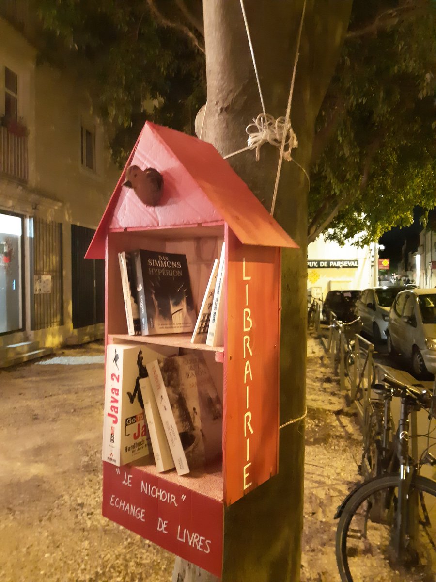 LaCavale_Mtp's tweet photo. Devant la #Librairie, 2 "nichoirs à #Livres" sont installés pour échanger des #Livres entre lecteurs. Vous pouvez déposer ou prendre un #Livre tous les jours et même la nuit !

Photos : du prototype à la version finale.
#Lecture à #Montpellier  📚 🌳🦜 https://t.co/hcmsoVzkdk