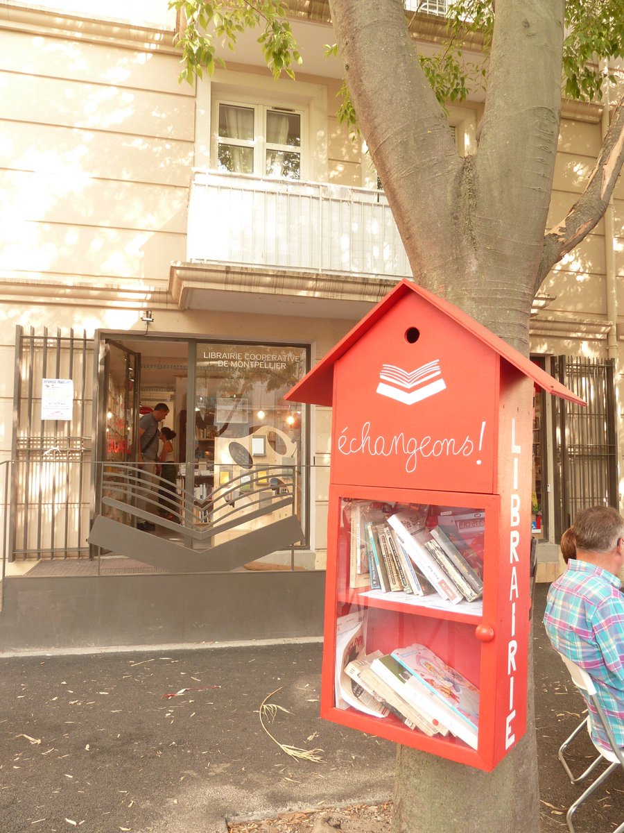 LaCavale_Mtp's tweet photo. Devant la #Librairie, 2 "nichoirs à #Livres" sont installés pour échanger des #Livres entre lecteurs. Vous pouvez déposer ou prendre un #Livre tous les jours et même la nuit !

Photos : du prototype à la version finale.
#Lecture à #Montpellier  📚 🌳🦜 https://t.co/hcmsoVzkdk