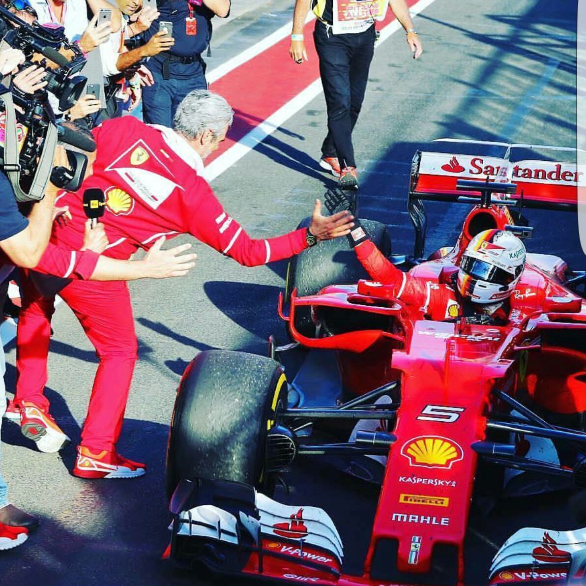 bonaldo_mattia's tweet photo. Oltre a essere un pilota straordinario sei soprattutto una grandissima persona. Sempre a difendere i tuoi uomini . Noi crediamo in te e sappi che in questa rincorsa verso il titolo non sei solo, alle spalle ha i tifosi della Ferrari che credono in te
Auguri Seb #Seb5 #Seb32 🎊🎊 https://t.co/6MB7BhbARK