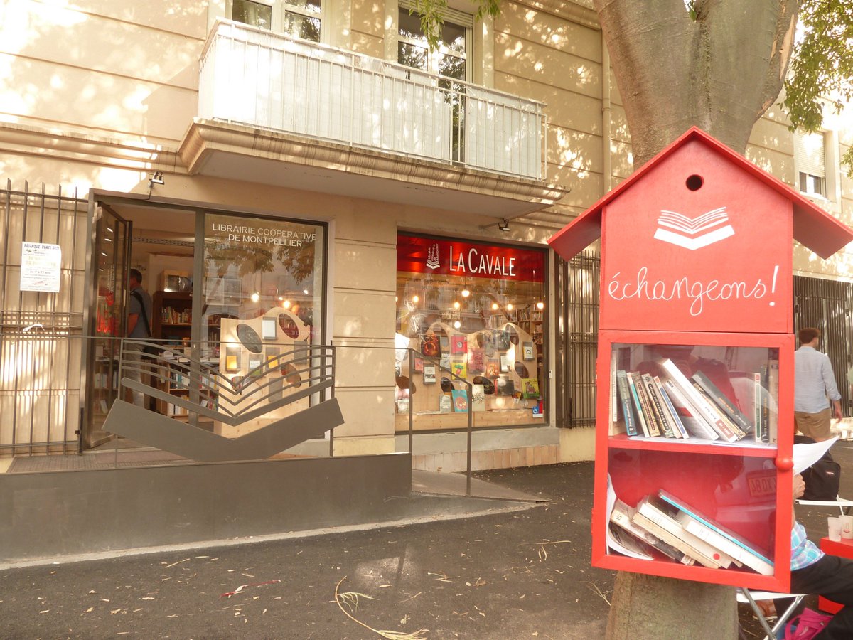 LaCavale_Mtp's tweet photo. Devant la #Librairie, 2 "nichoirs à #Livres" sont installés pour échanger des #Livres entre lecteurs. Vous pouvez déposer ou prendre un #Livre tous les jours et même la nuit !

Photos : du prototype à la version finale.
#Lecture à #Montpellier  📚 🌳🦜 https://t.co/hcmsoVzkdk