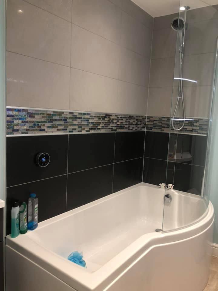 PrestigeElecs's tweet photo. 2 bathroom and living room refurbs
Bathrooms fitted with led spotlights, led mirrors with demister pads, digital aqualisa showers and silent extractor fans. 
living room has had decorative led wall &amp; ceiling lights installed as well as a new sky tv point. https://t.co/joQc5fDIqO