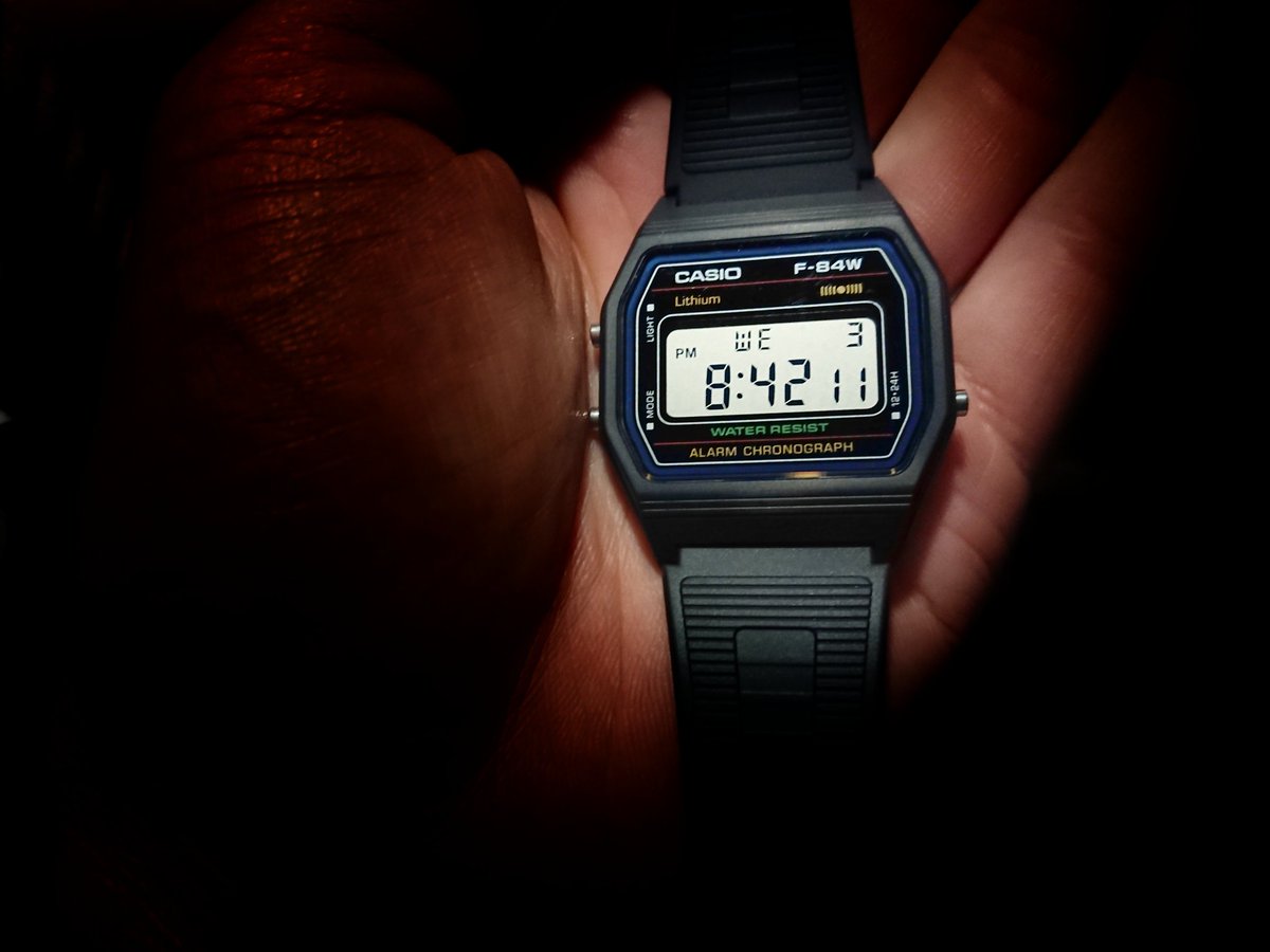 あーあーくんはヘタレ V Twitter わかる人にはわかる チープカシオ F 84w 1 Amazonだと852円 このfシリーズ 空港労働者時代から仕事では相棒 チプカシストです 100円玉と同じ並みの軽さ 潰れない 日常防水等 現場系にはもってこい ダサイと思う人もいるだ