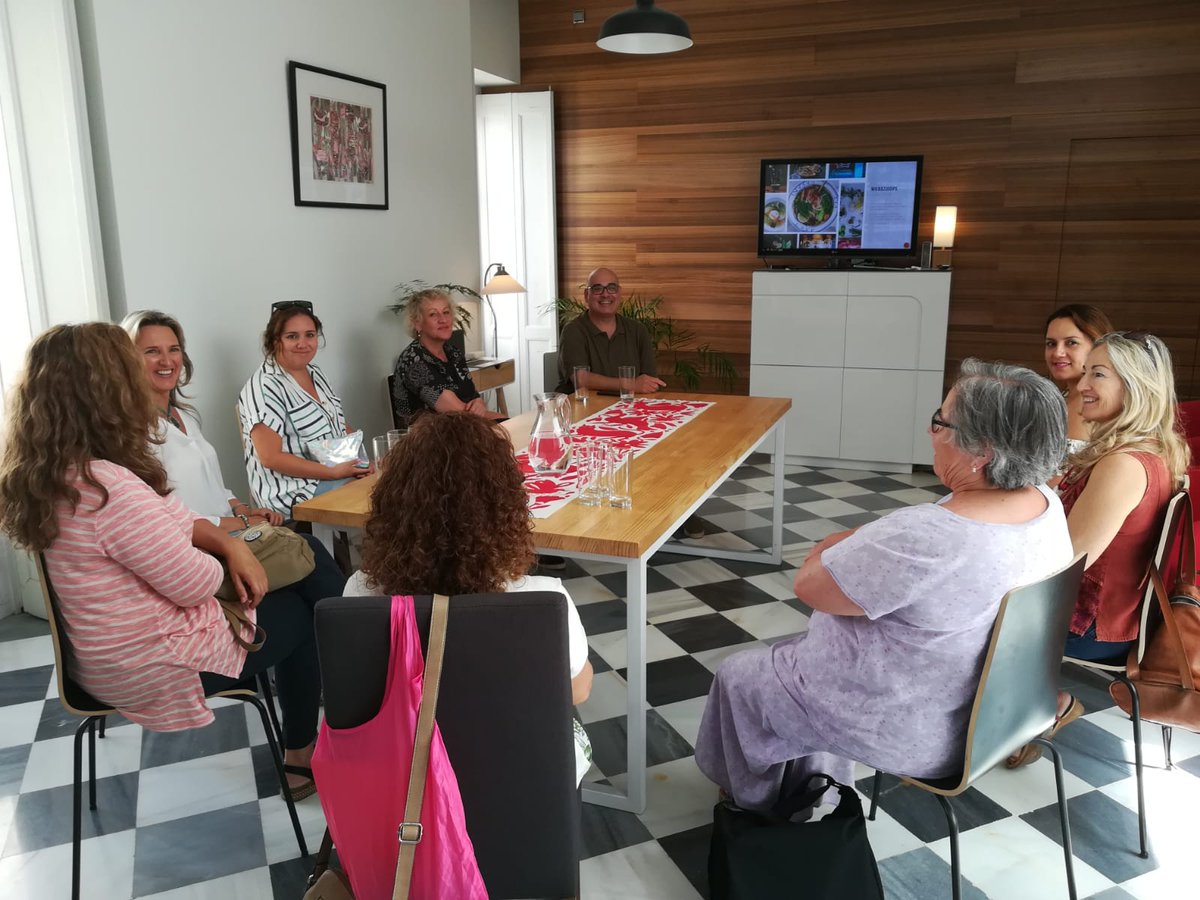 ArranqueRoteno's tweet photo. ¡Nos ha encantado este #proyecto! Visitamos la #empresa Learning &amp; Cooking de Javier Sánchez y Ruth Stadler, una academia para aprender español a través de la #cocina. 📖👨🏻‍🍳🥘
#Gastronomia #Turismo #Cádiz #Rota
@Lanzaderas_EES @TurismoRota @pilarcocinando https://t.co/38drAWKNdW