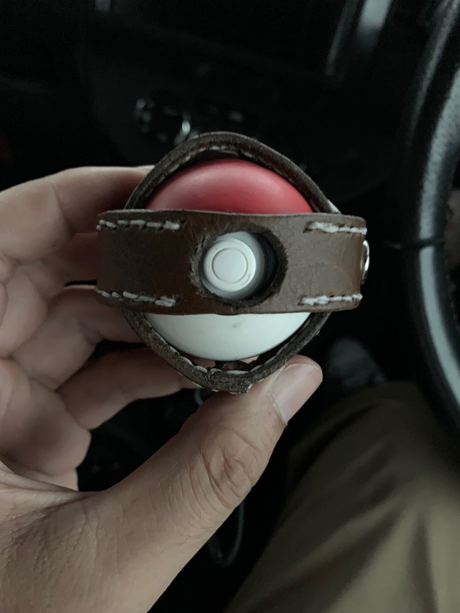 ごろう 大人の渋い趣味として始めたレザークラフトで最初に作ったのはポケモンgoでポケモンを自動捕獲する玩具 モンスターボールplusのボタンを押しっぱなしにする為のバンド 革で玉を締め付けてます これで運転中も携帯見る事なくポケモンgetしちゃう