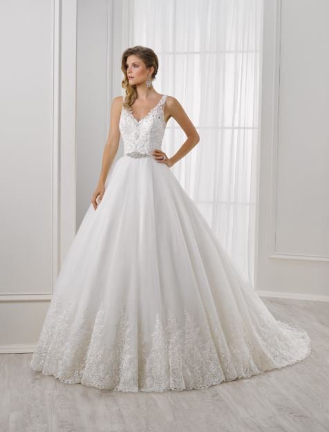 _BrideandCo's tweet photo. Are you dreaming of a fairy tale wedding...? ✨🏰👰🏼If so, we have the perfect wedding dress for you....introducing style 18119 by Ronald Joyce ♥ Isn't she beautiful? ♥
#fairytalewedding #weddingdress #wedding #bridetobe https://t.co/qoqkoz5KCf